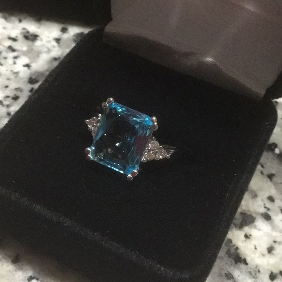 SOLD ⭐️Unusual Emerald Cut Blue Topaz Ring⭐️ - Picture 3 of 7
